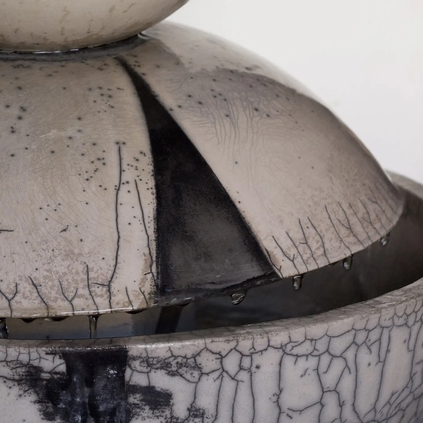 Fontana moderna Genesi Globe in ceramica bianca e nera con effetto craquelé