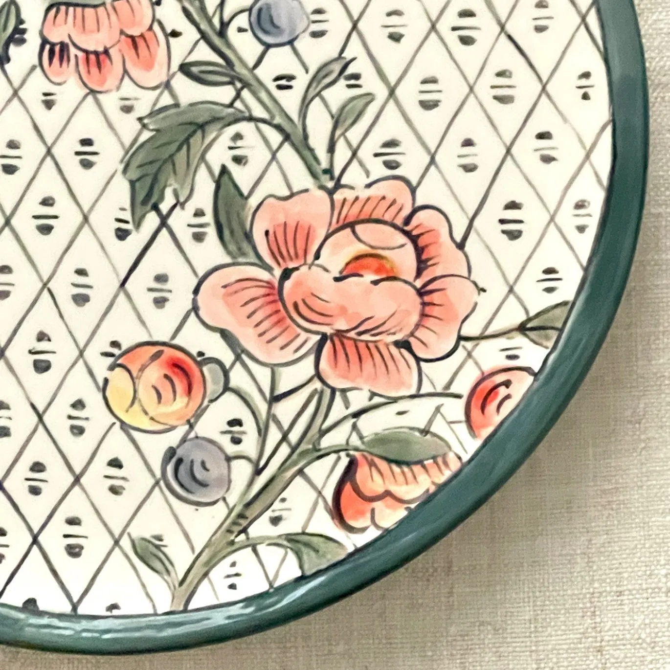 Frammento N.2 Piatto Decorativo in Ceramica Dipinto a Mano con Motivi Floreali
