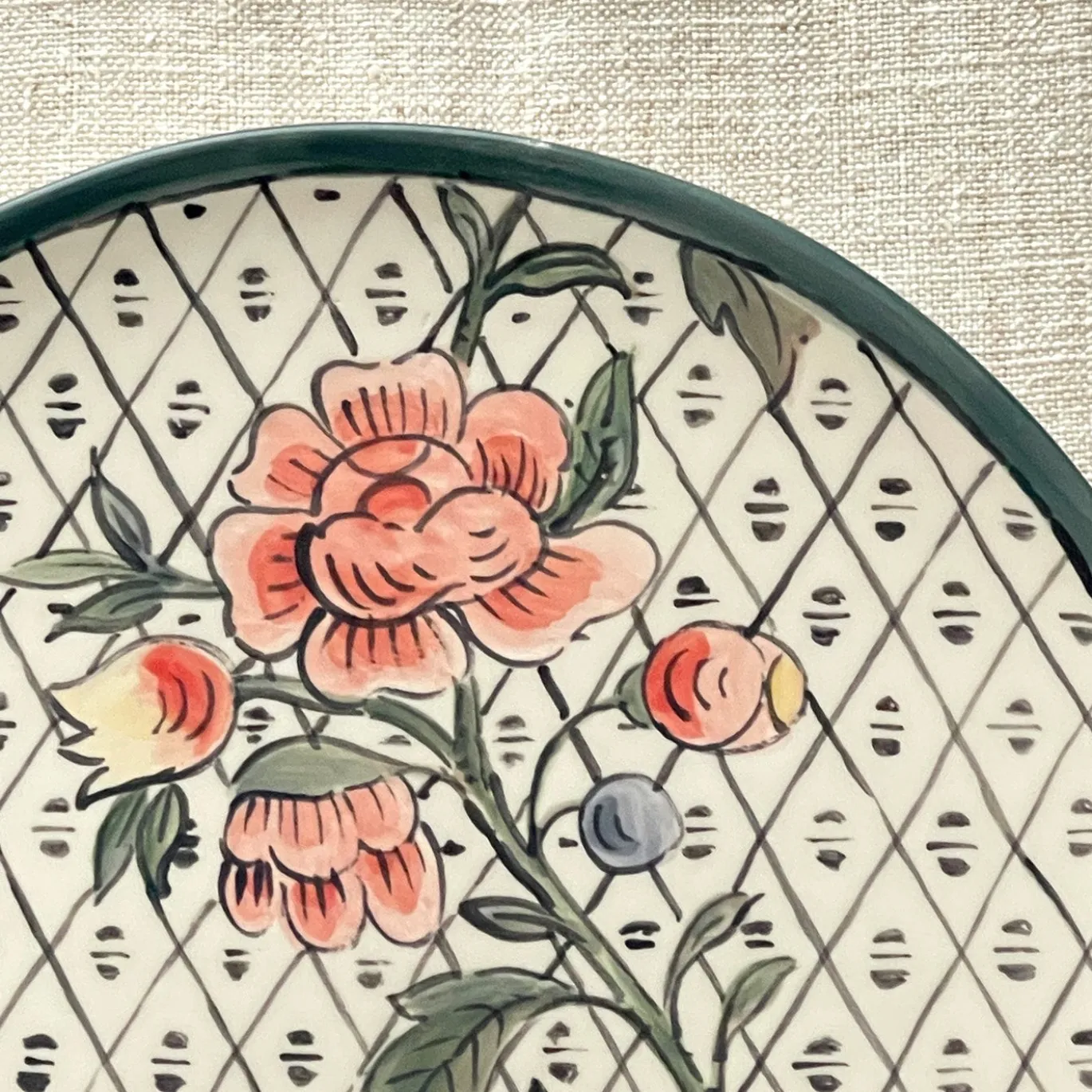 Frammento N.2 Piatto Decorativo in Ceramica Dipinto a Mano con Motivi Floreali