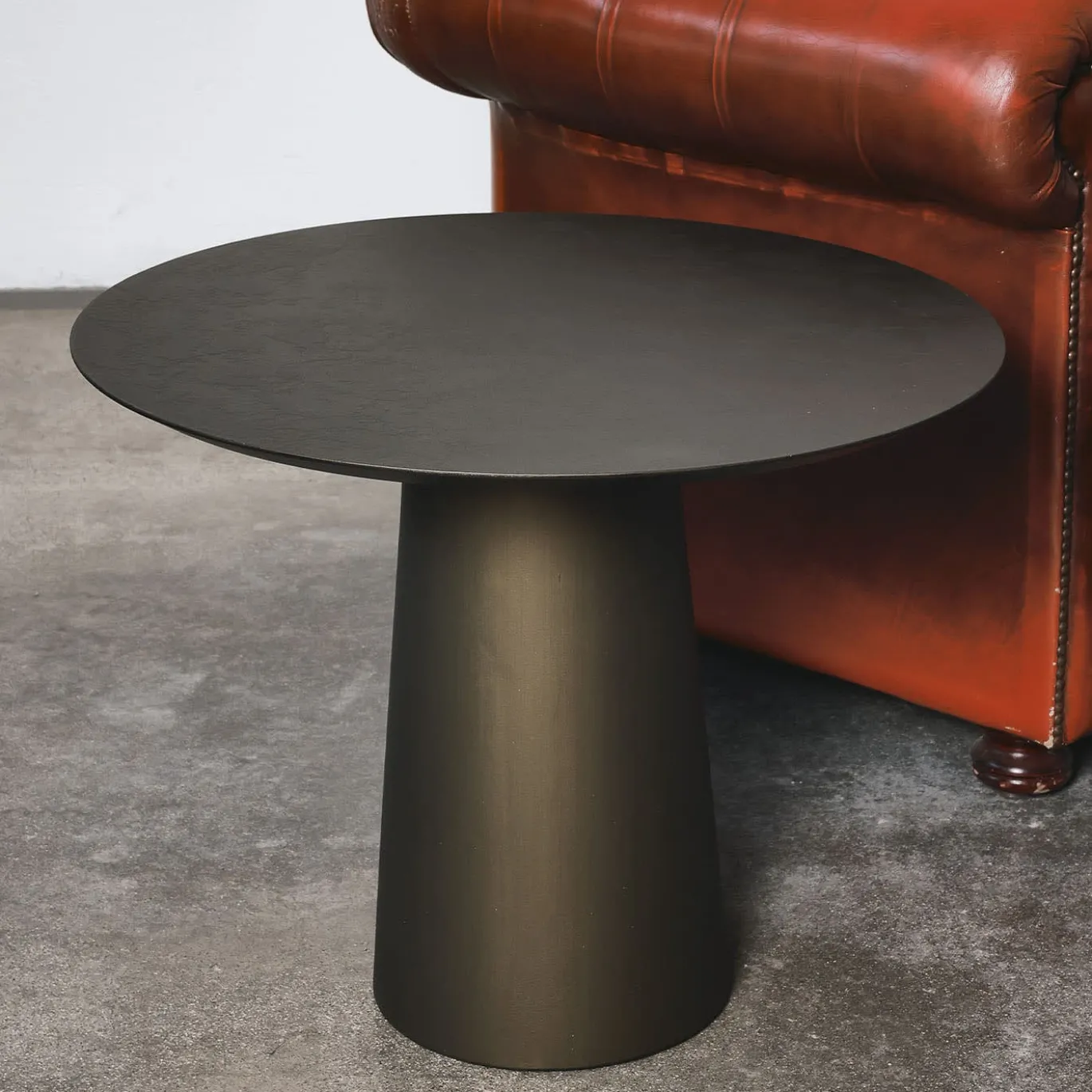 Fungo Tavolino Tondo Alto Con Top In Resina Spatolata Color Dark Brown