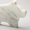 Grande statuetta di maiale bianco di Alessandra Grasso