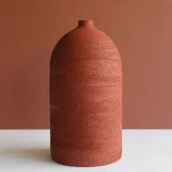 Grande vaso in gres rosso lava testurizzato