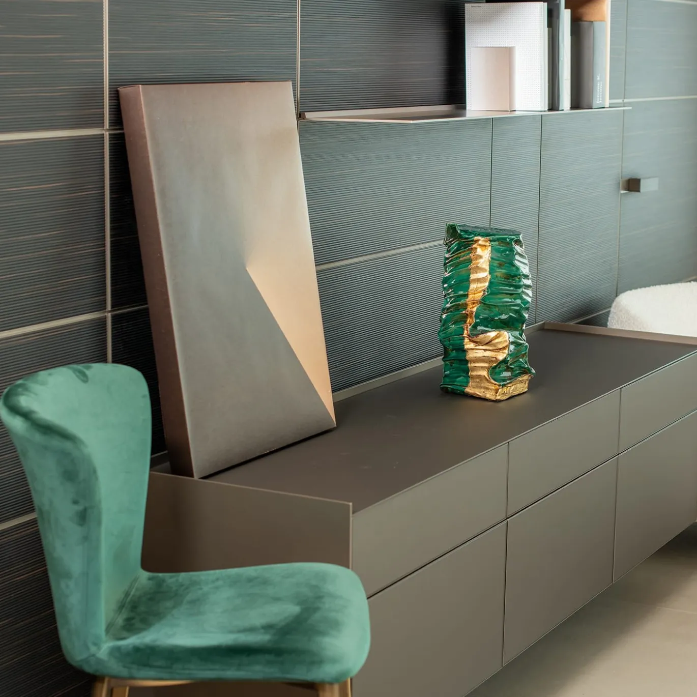 Io Sono Qui, Aspettatemi Scultura in ceramica verde e oro