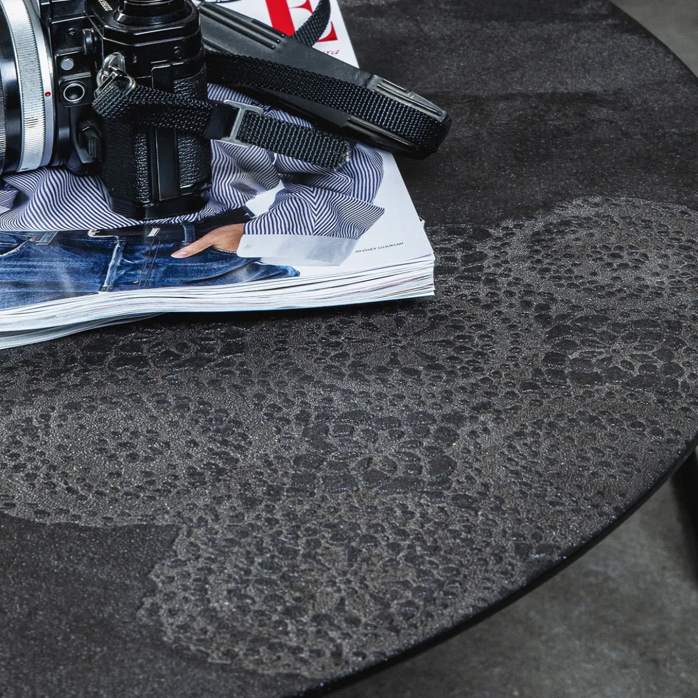 Isola Tavolino Tondo Grande Con Top In Resina Decorata Color Dark Brown