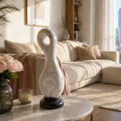 La Danzatrice Scultura in Marmo Calacatta Oro su Base Nera di Piero Speranza