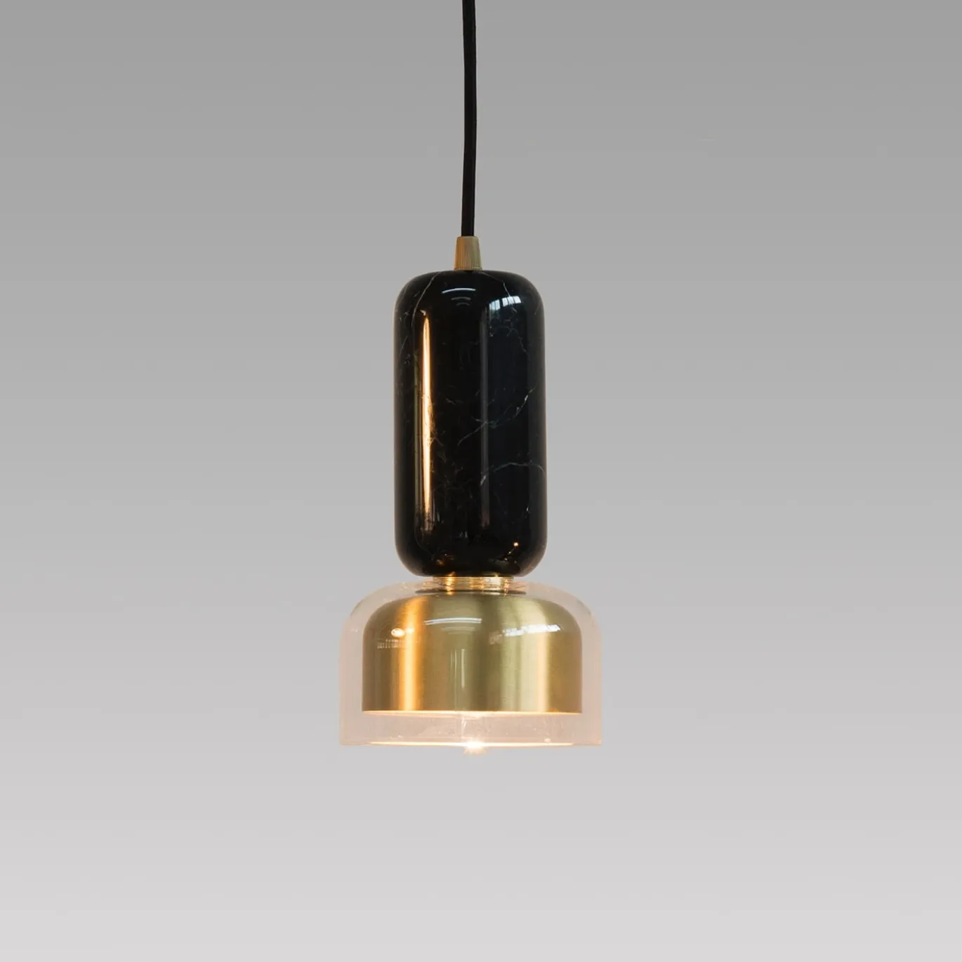 Lampada a sospensione Andromeda in marmo nero Marquinha e ottone satinato