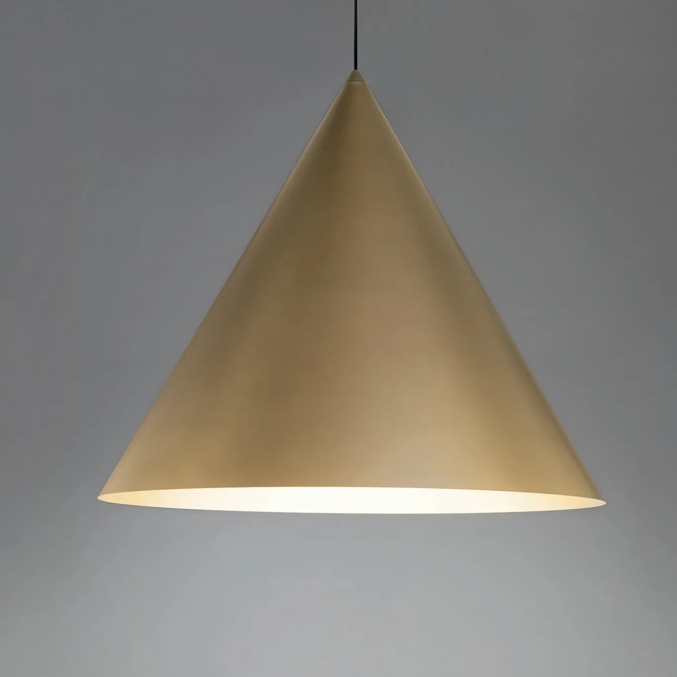 Lampada a sospensione Cono Gold di Carlo Guglielmi