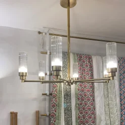 Lampada a sospensione con struttura in ottone e vetro curvato
