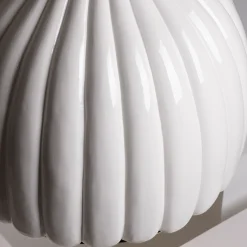 Lampada a sospensione in ceramica bianca smerlata