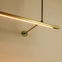 Lampada a sospensione LED e appendiabiti Mettinfila in ottone spazzolato