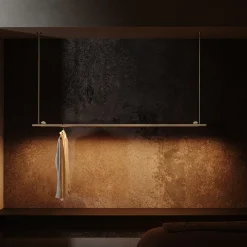 Lampada a sospensione LED e appendiabiti Mettinfila in ottone spazzolato
