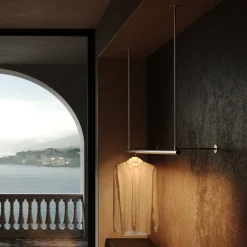 Lampada a sospensione LED e appendiabiti Mettinfila in ottone spazzolato