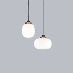 Lampada a sospensione Legier in vetro bianco opale con dettaglio in bronzo