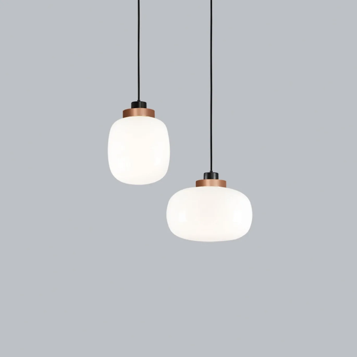 Lampada a sospensione Legier in vetro bianco opale con dettaglio in bronzo