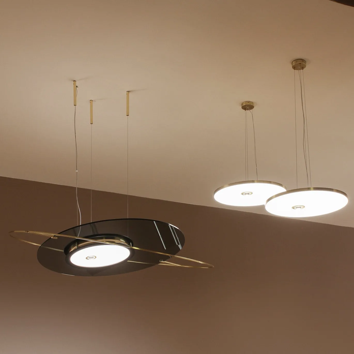 Lampada a sospensione Libra con anello in vetro fumé