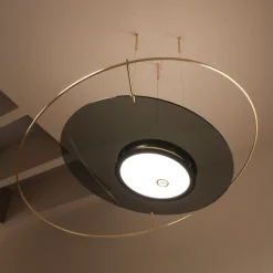 Lampada a sospensione Libra con anello in vetro fumé