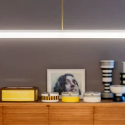 Lampada a sospensione lineare PPT02/A con struttura in ottone
