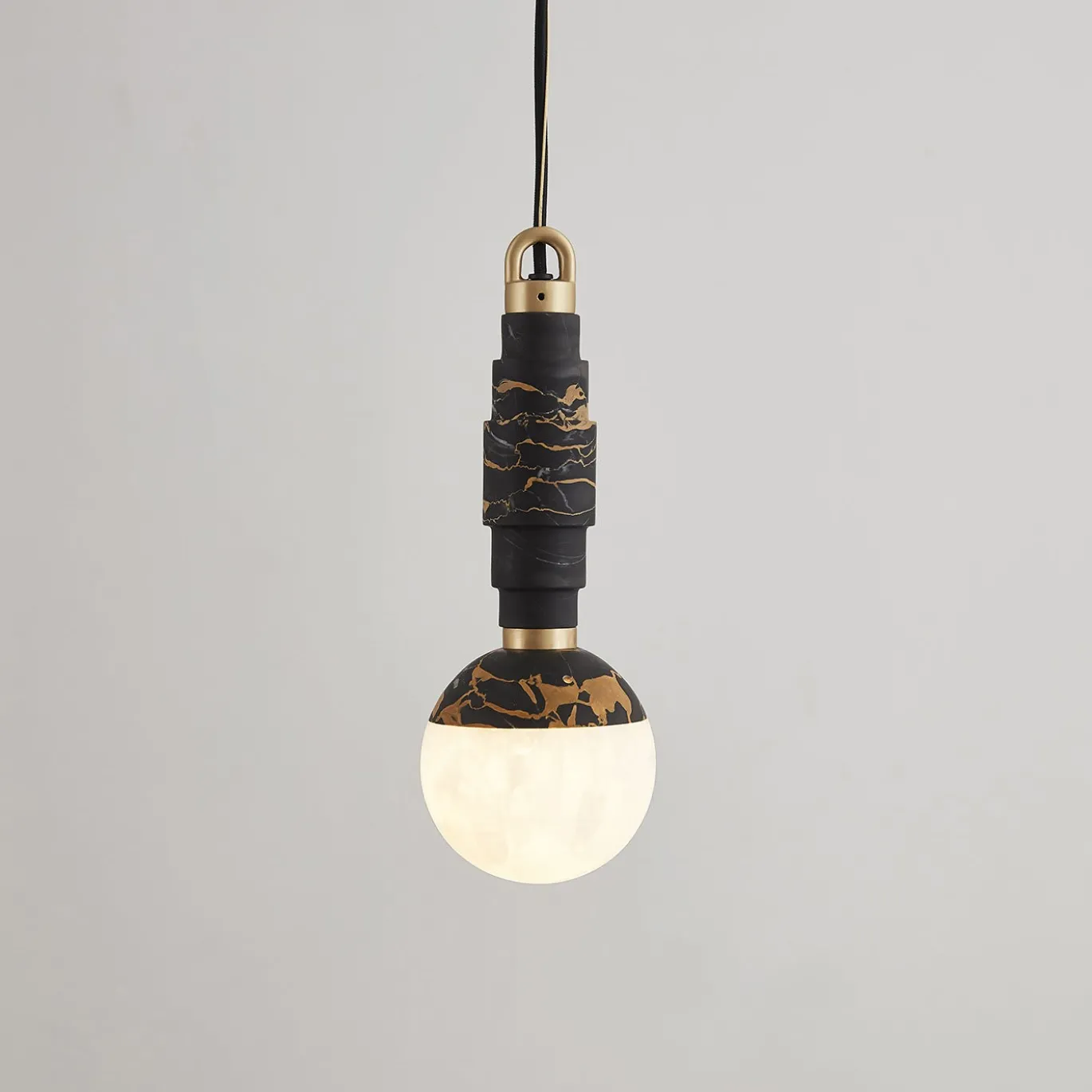 Lampada a sospensione Lunar in marmo Portoro e onice