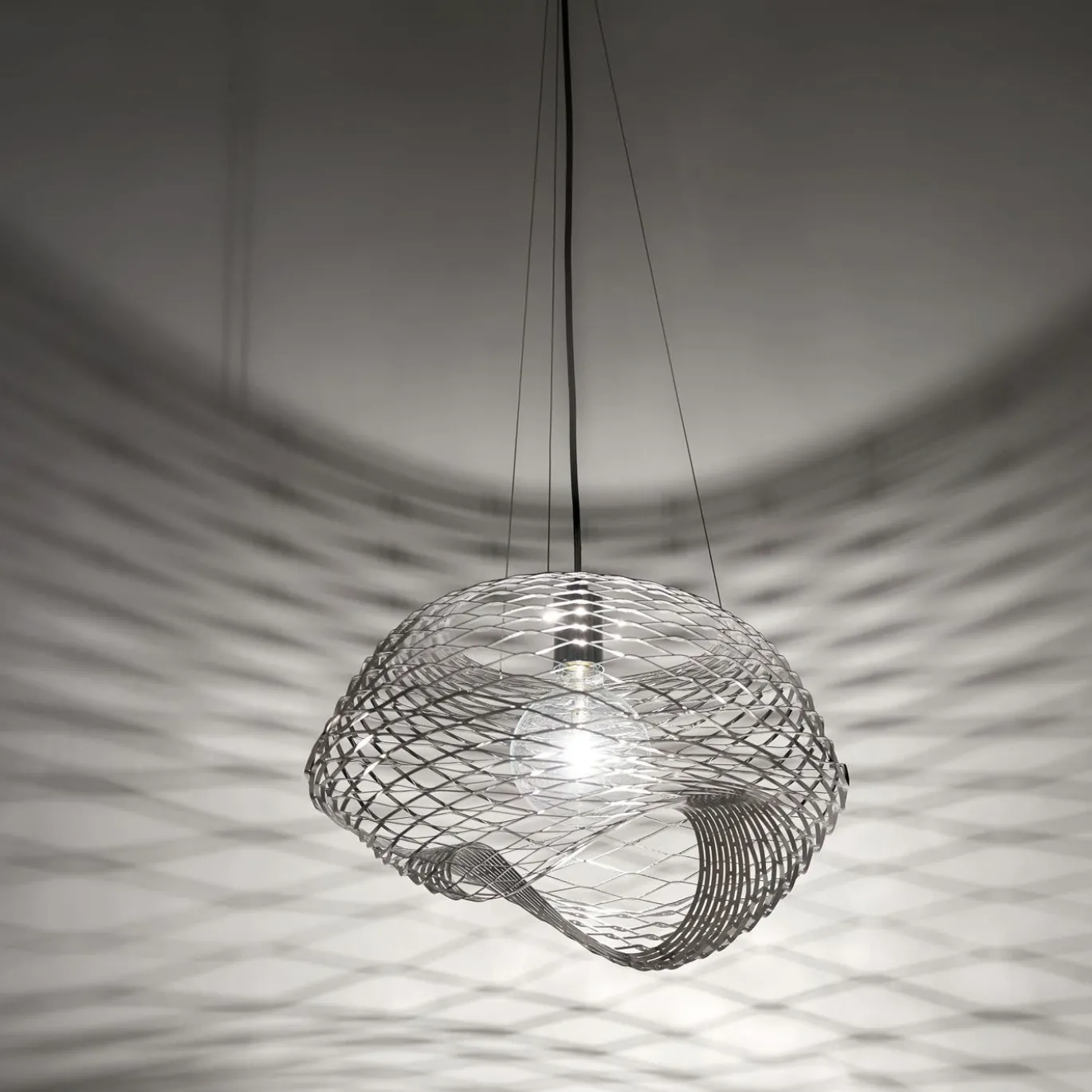 Lampada a sospensione Net Chrome di Paolo Ulian