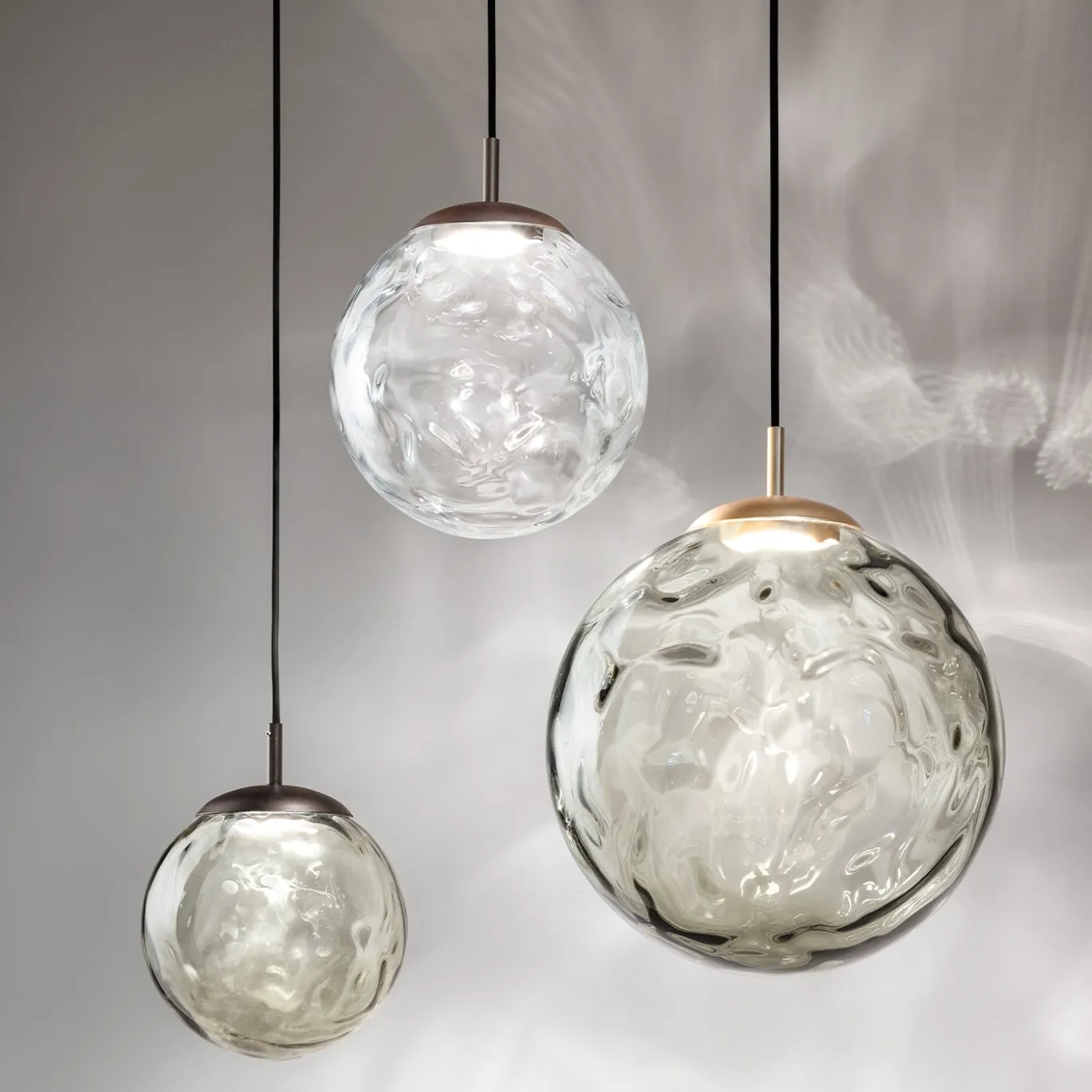 Lampada a sospensione Riflessi grande in vetro fumé e finitura oro opaco