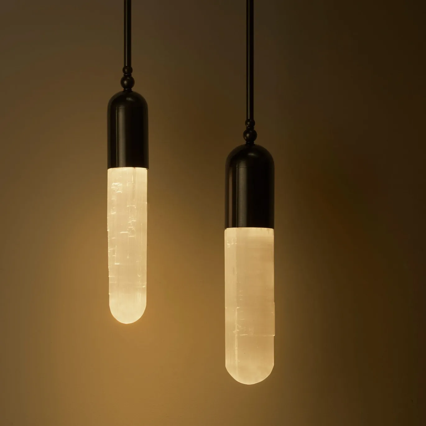 Lampada a sospensione Selene in bronzo e selenite