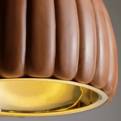 Lampada a sospensione smerlata in ceramica marrone