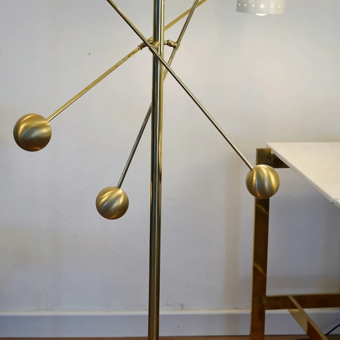Lampada Contrappeso Terra a tre bracci in Ottone