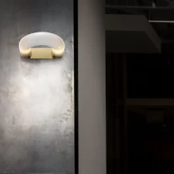 Lampada da parete a catena in vetro bianco e oro