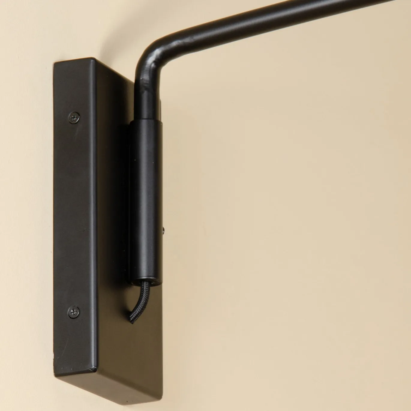 Lampada da parete Curva d'Oriente in acciaio nero