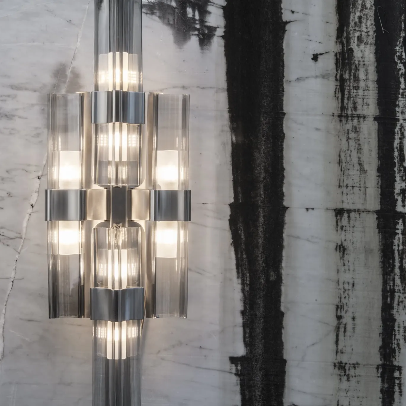 Lampada da parete Eterea in cristallo grigio fumo di Emanuela Benedetti