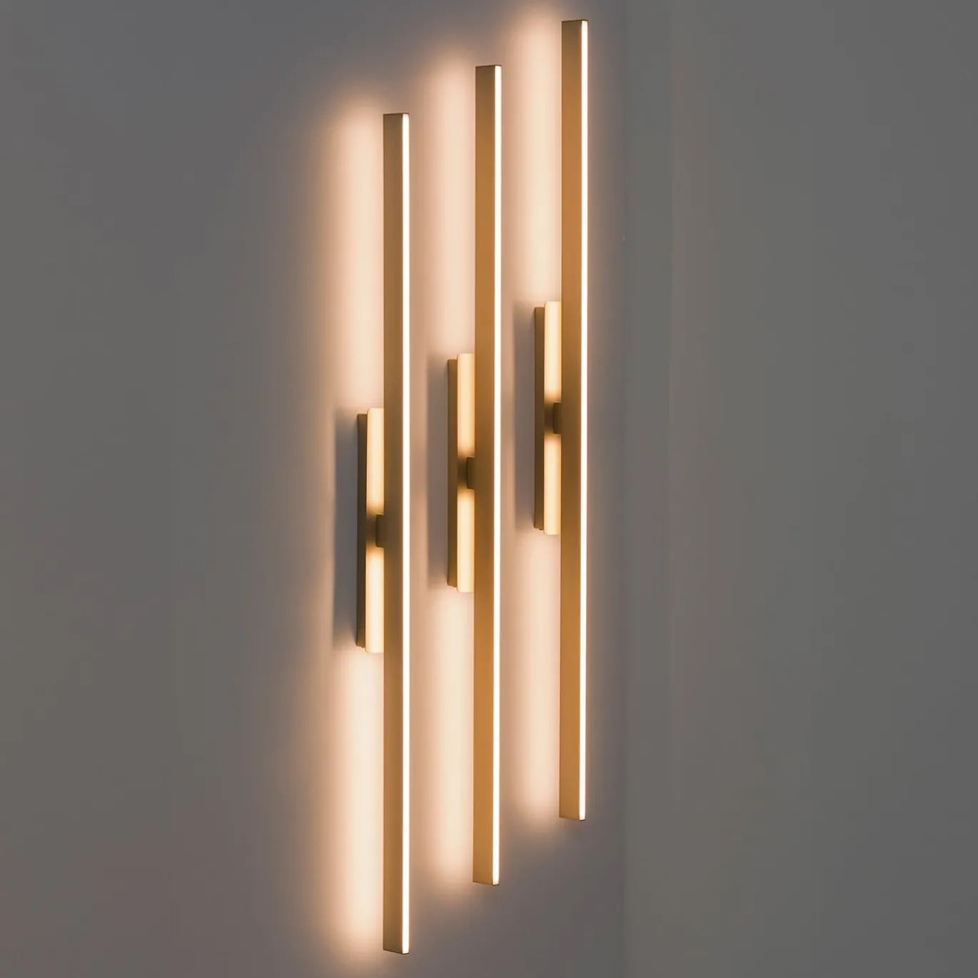 Lampada da parete Fly AP oro di Massimiliano Raggi