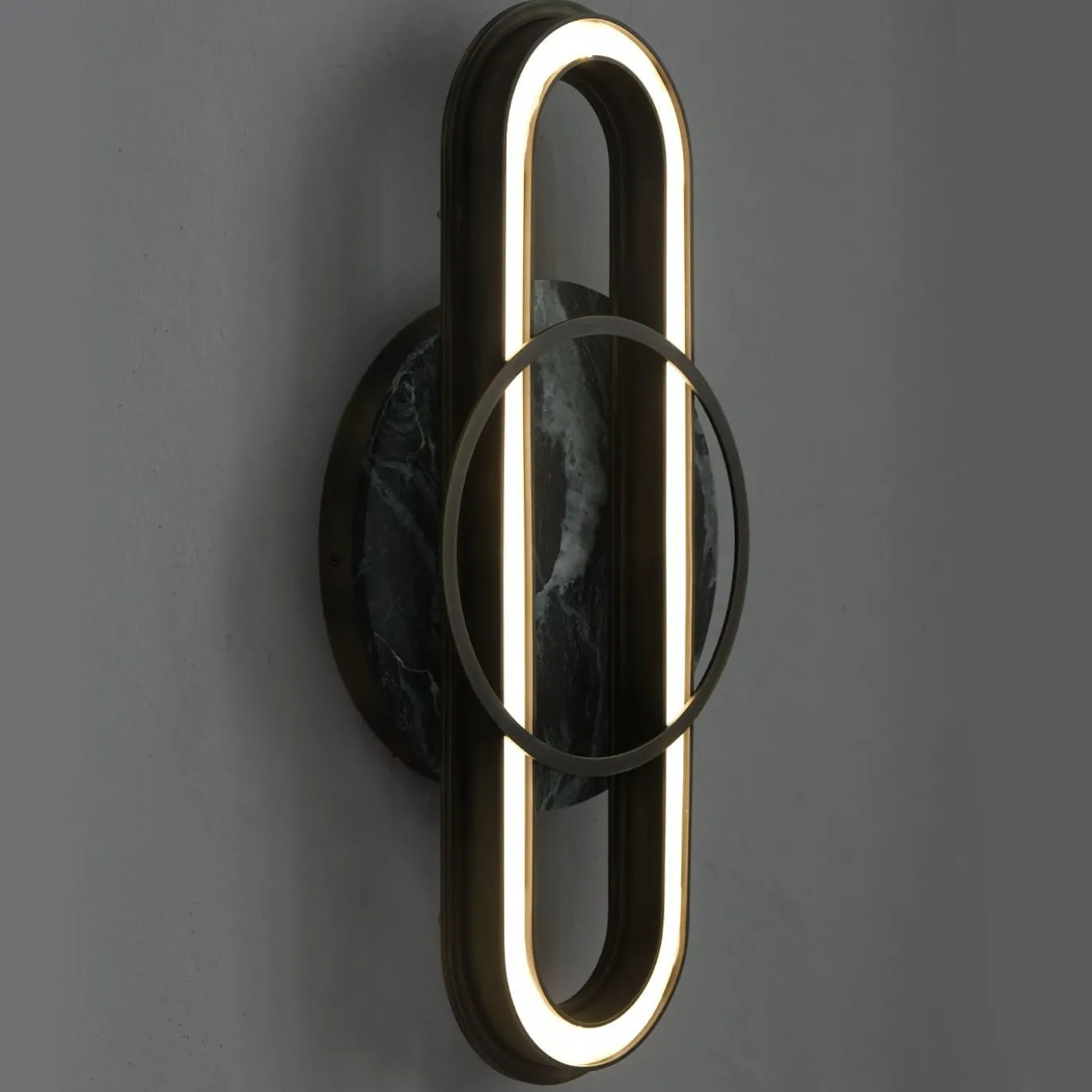 Lampada da parete in ottone e marmo Loop
