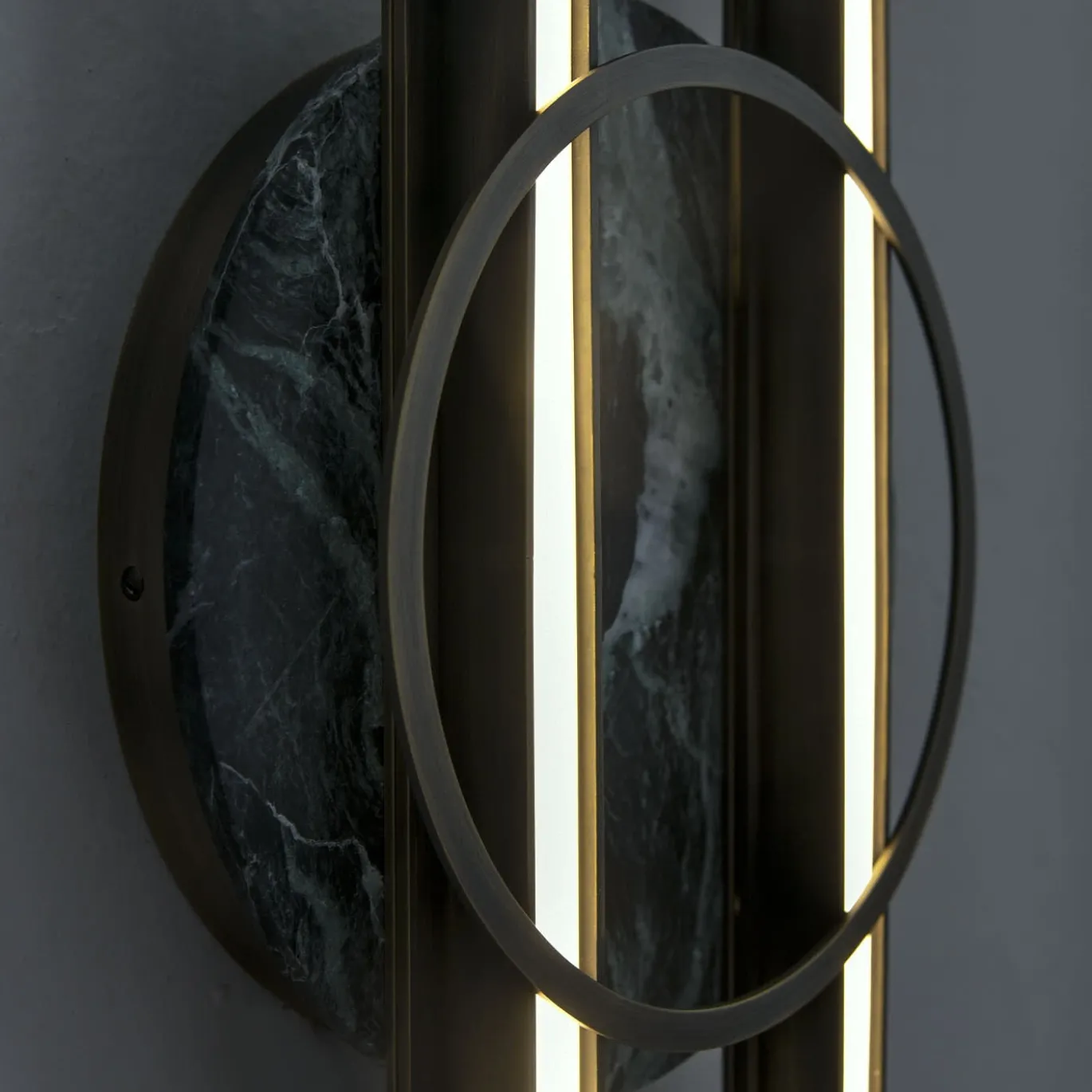 Lampada da parete in ottone e marmo Loop