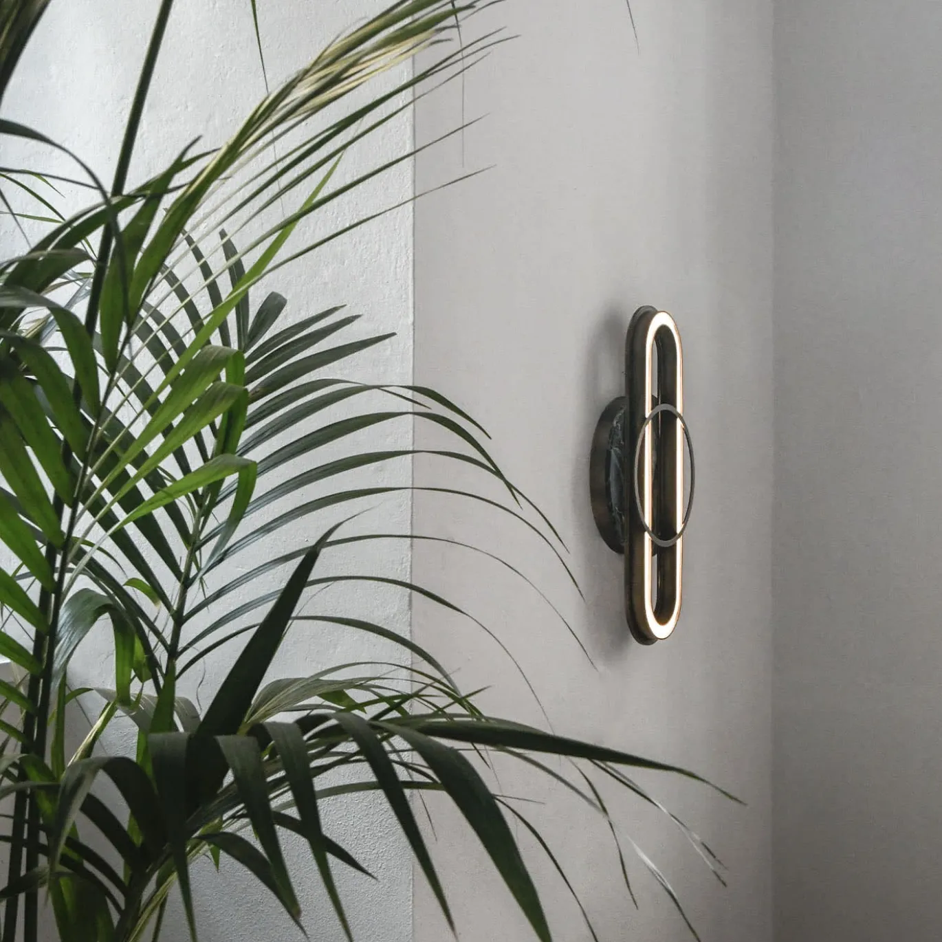 Lampada da parete in ottone e marmo Loop