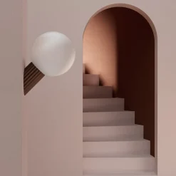 Lampada da parete in vetro satinato e ottone brunito Baleta di Isacco Brioschi
