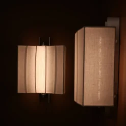 Lampada da parete media Capanni B in lino bianco e acciaio