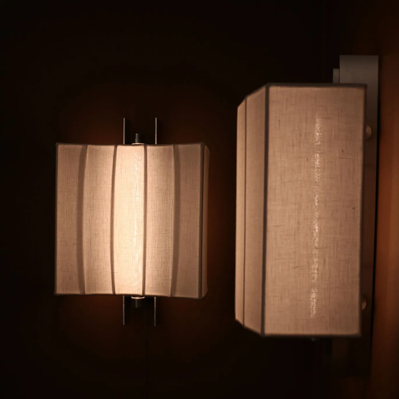 Lampada da parete media Capanni B in lino bianco e acciaio