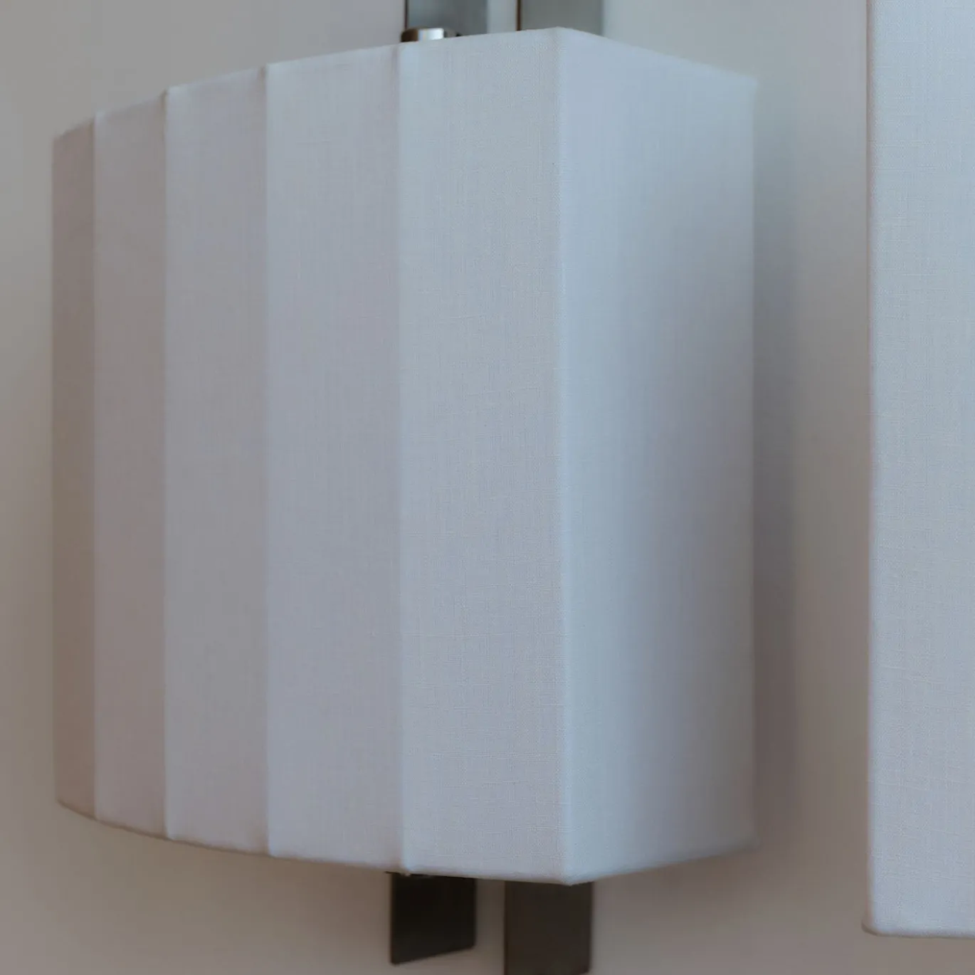 Lampada da parete media Capanni C in lino bianco e acciaio