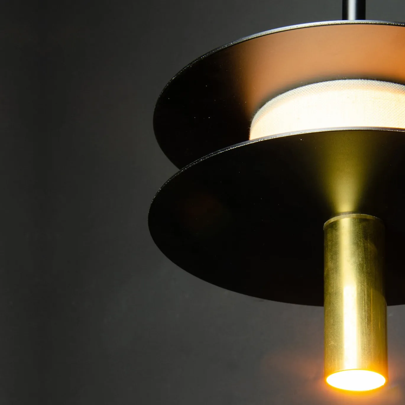 Lampada da parete Oriente nera in acciaio
