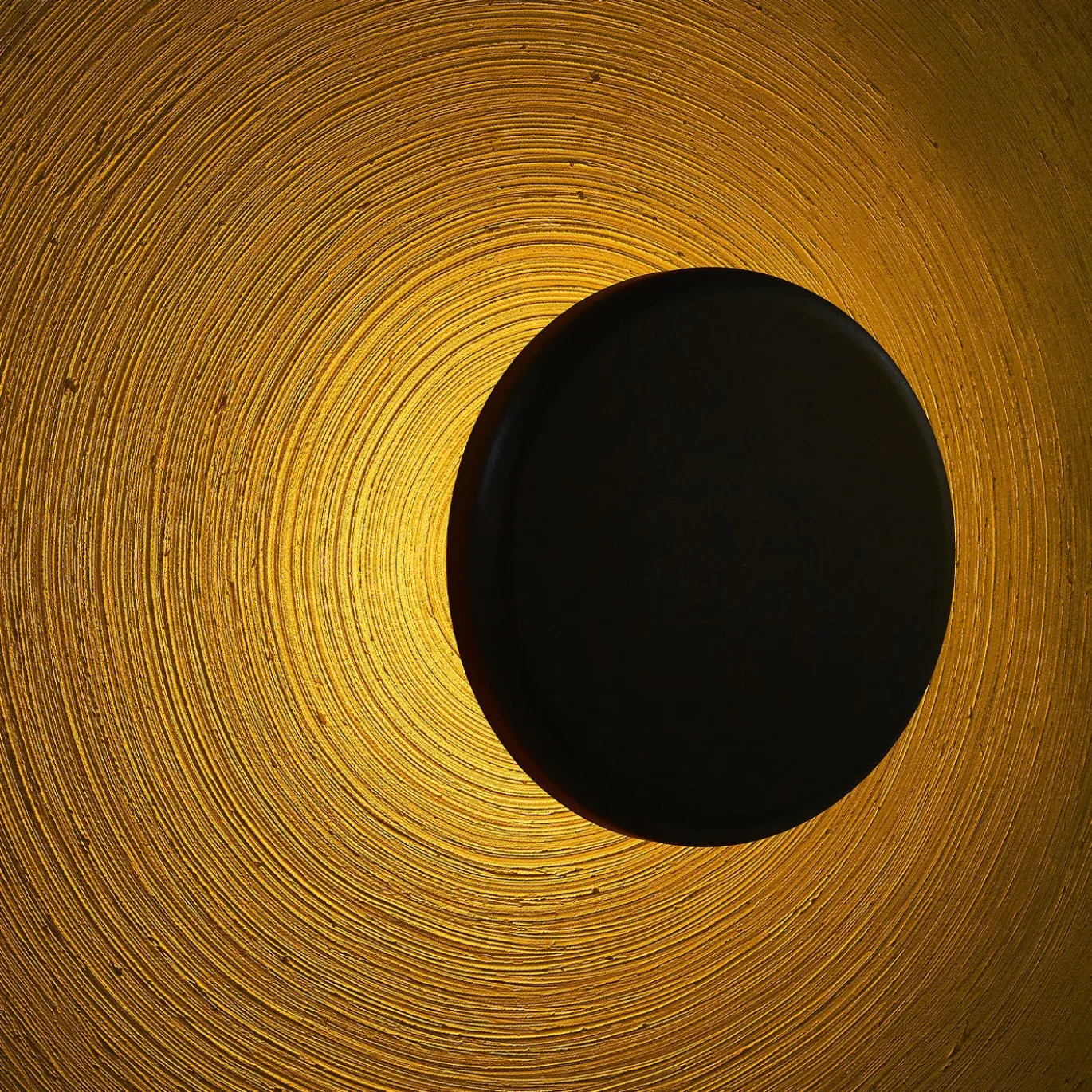 Lampada da parete Parabola 1200 Grande in resina dorata spazzolata