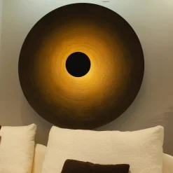 Lampada da parete Parabola 1200 Grande in resina dorata spazzolata