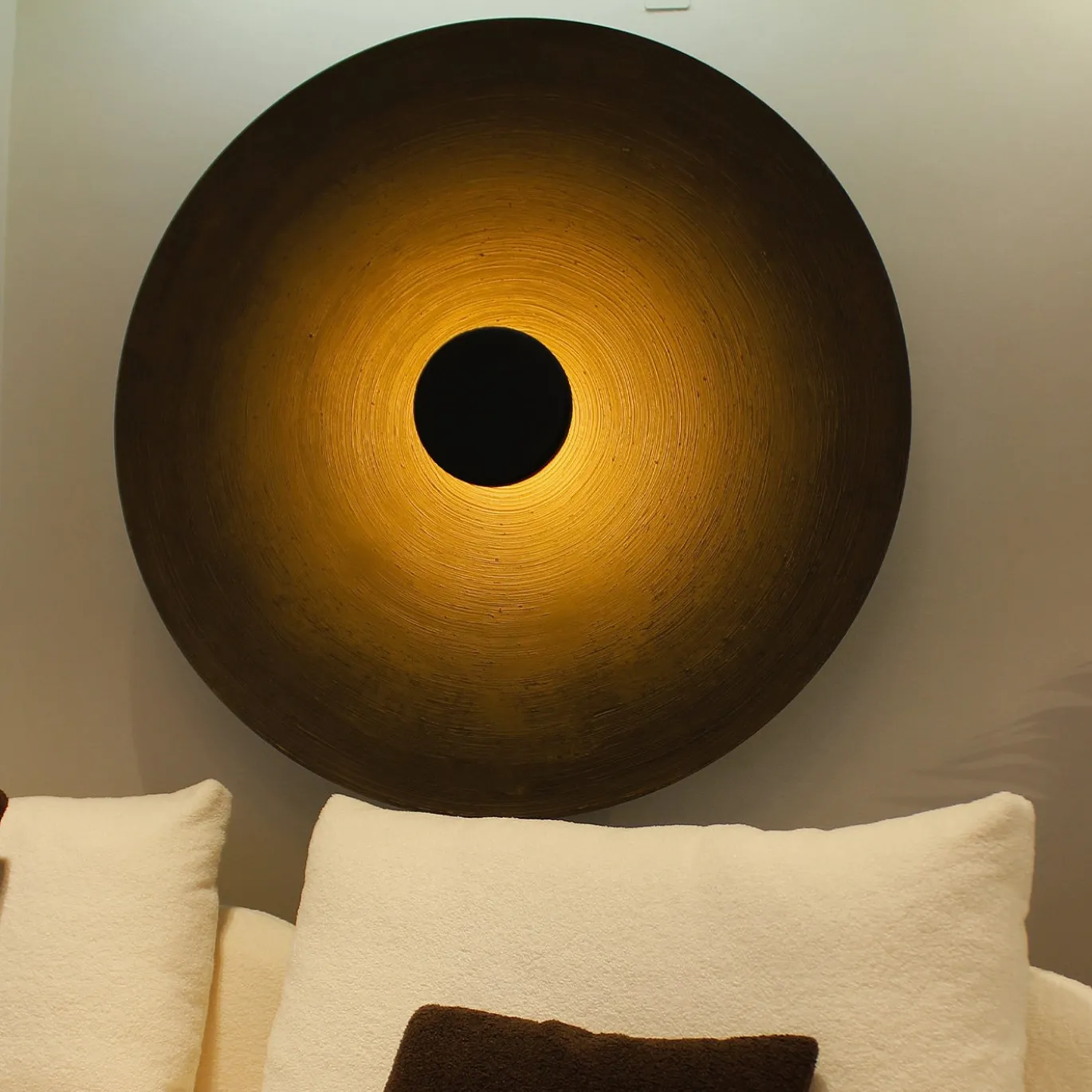 Lampada da parete Parabola 1200 Grande in resina dorata spazzolata