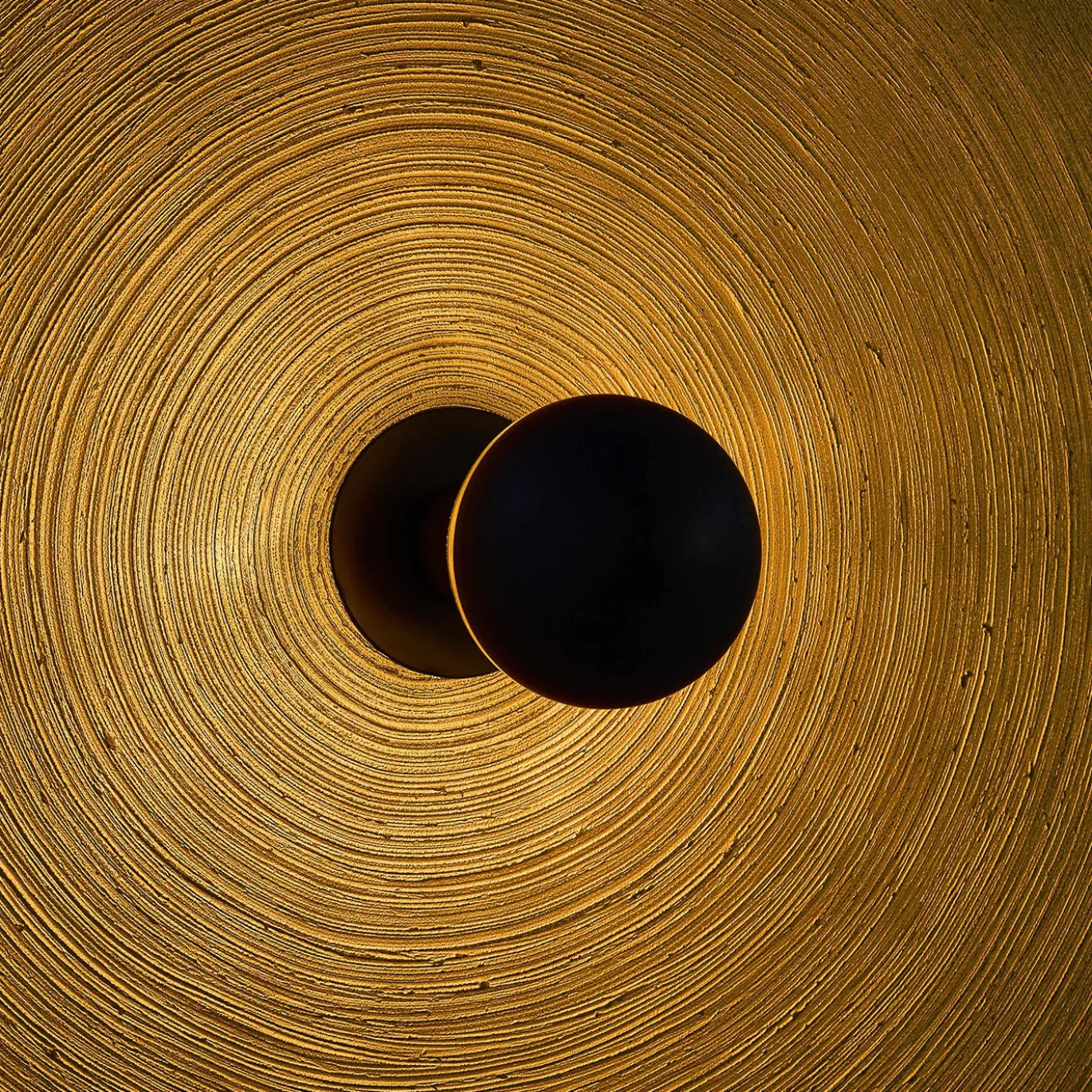 Lampada da parete Parabola 800 in resina dorata spazzolata