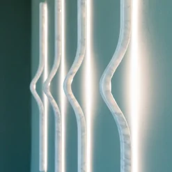 Lampada da parete Thinium di Gwenael Nicolas