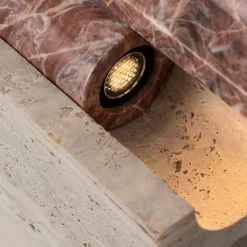 Lampada da pavimento Mostro I Rosa Peralba in marmo e travertino