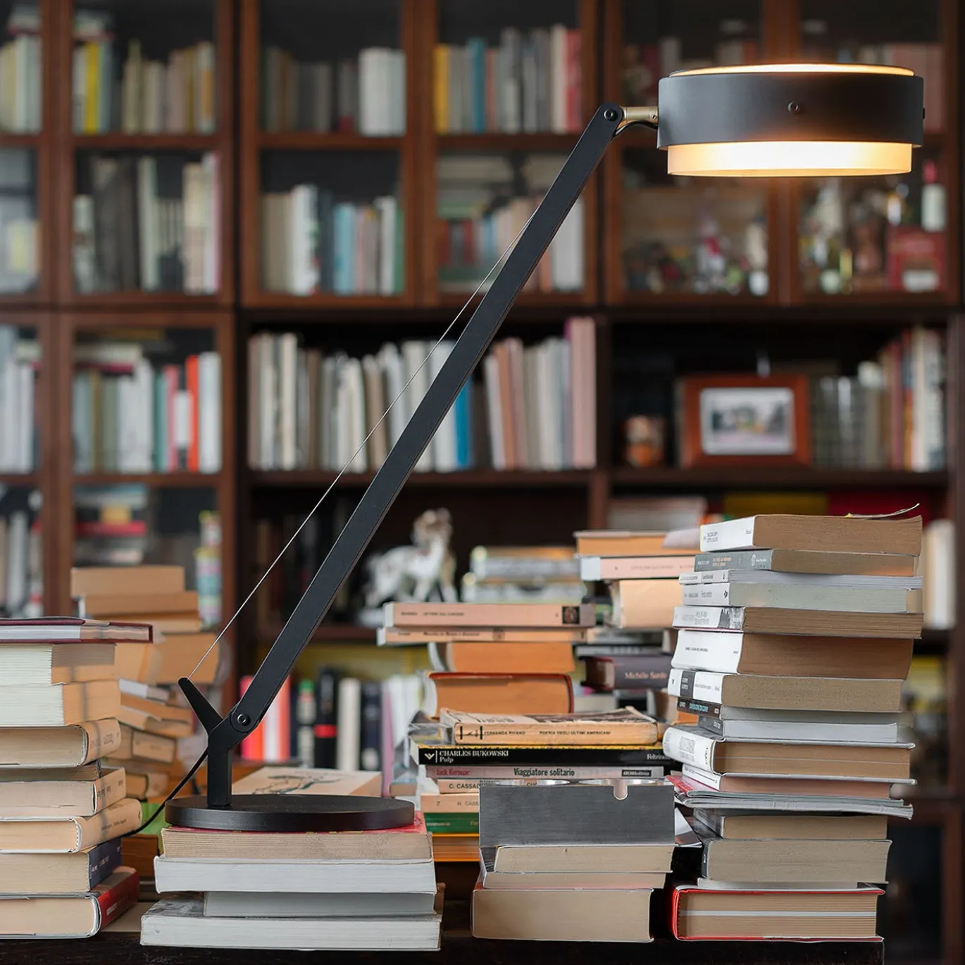 Lampada da scrivania SPZ01 nera con dettagli in ottone
