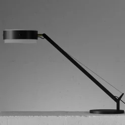Lampada da scrivania SPZ01 nera con dettagli in ottone
