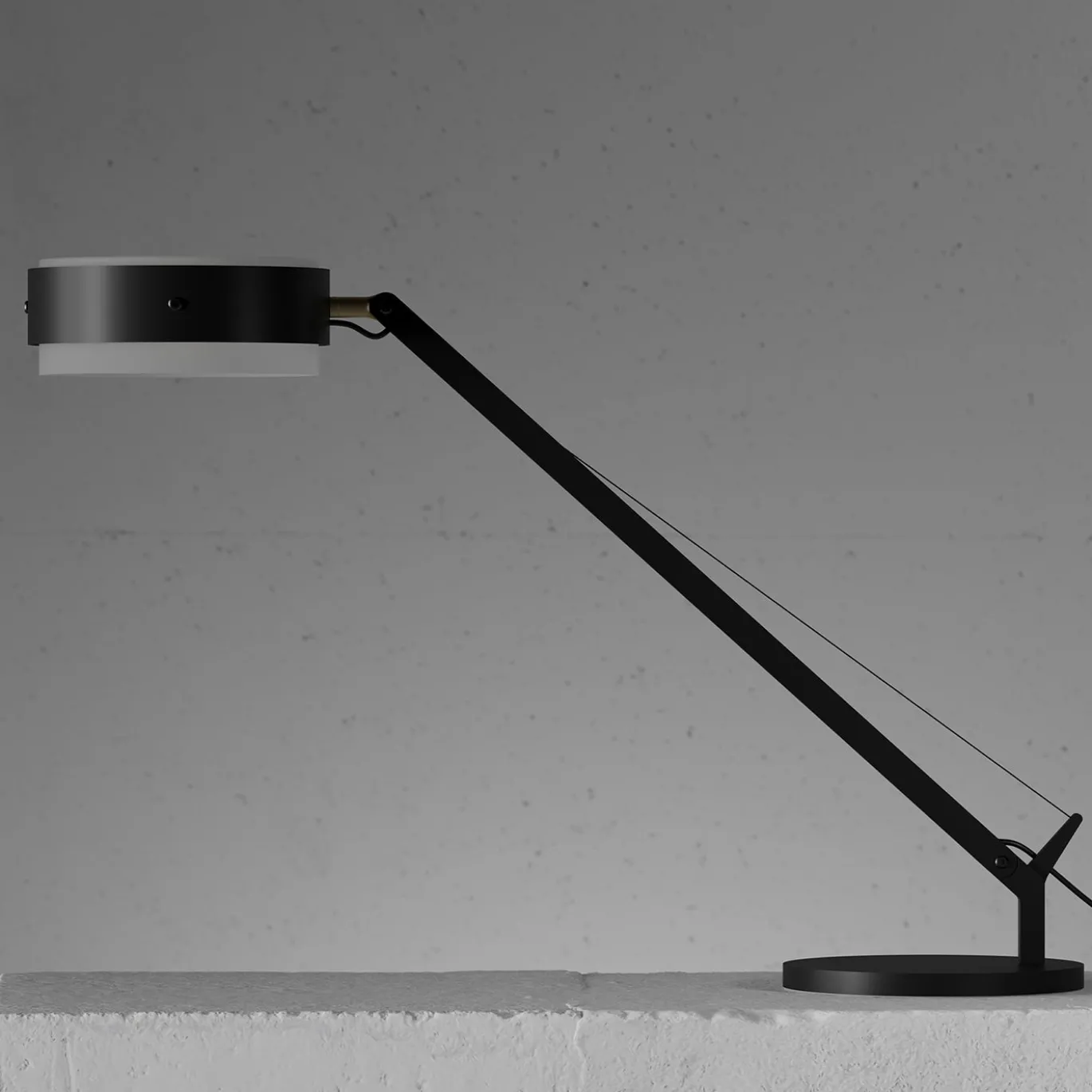 Lampada da scrivania SPZ01 nera con dettagli in ottone