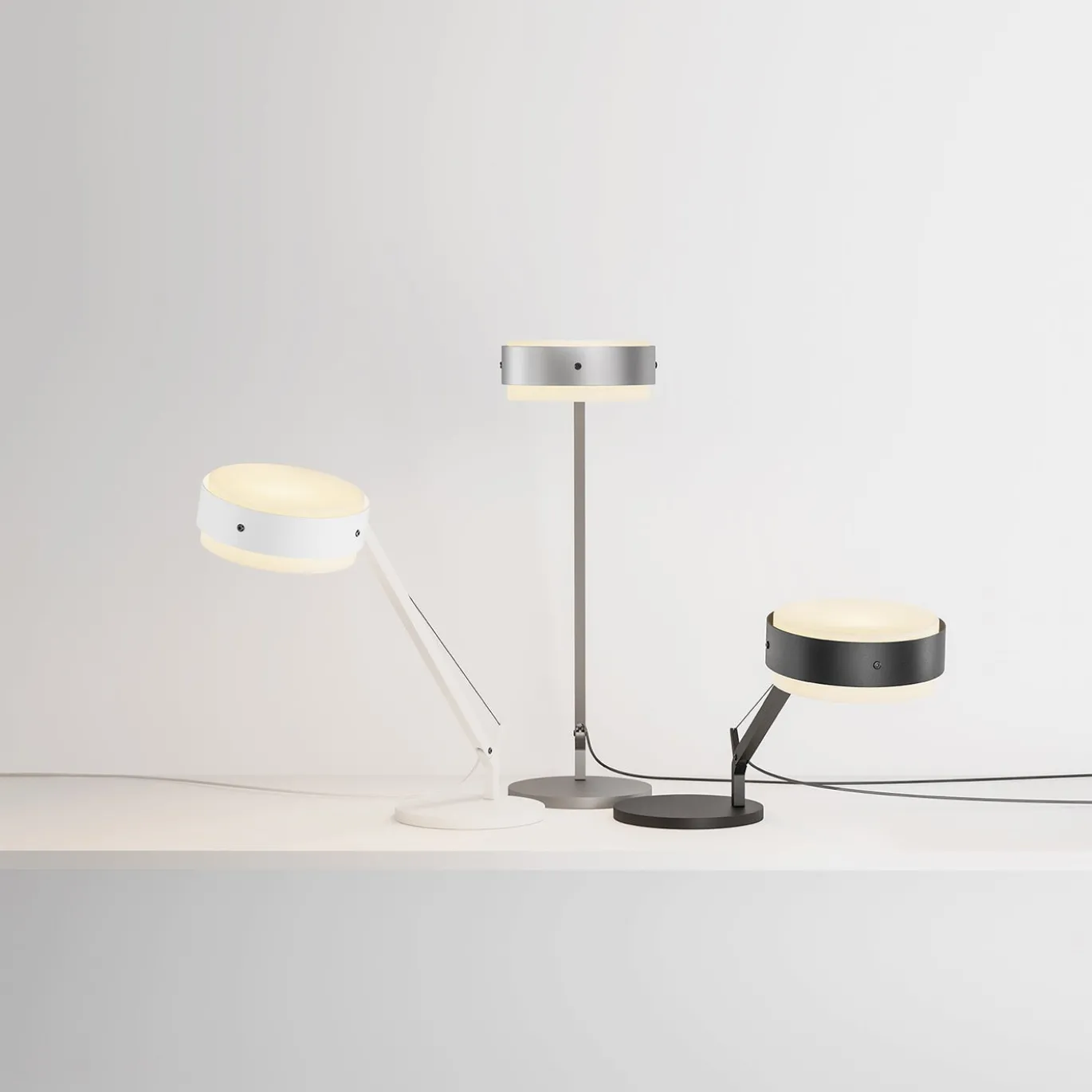 Lampada da scrivania SPZ01 nera con dettagli in ottone