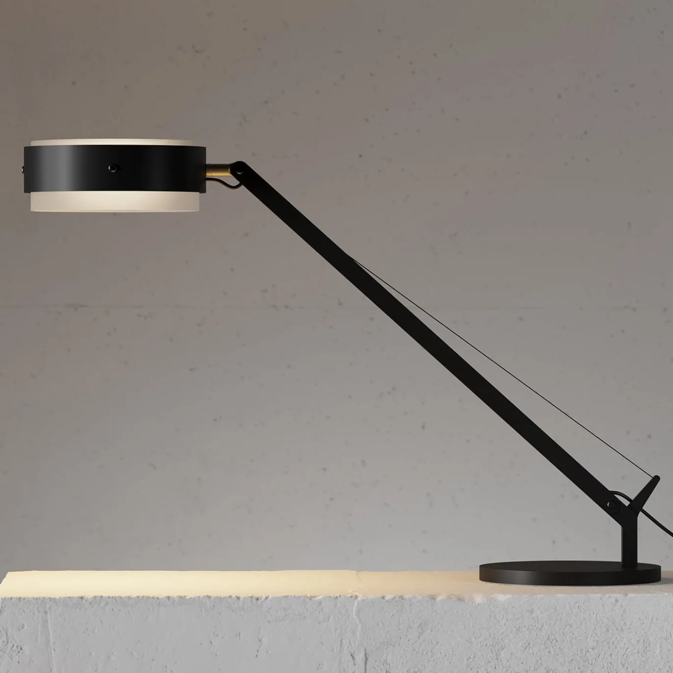 Lampada da scrivania SPZ01 nera con dettagli in ottone